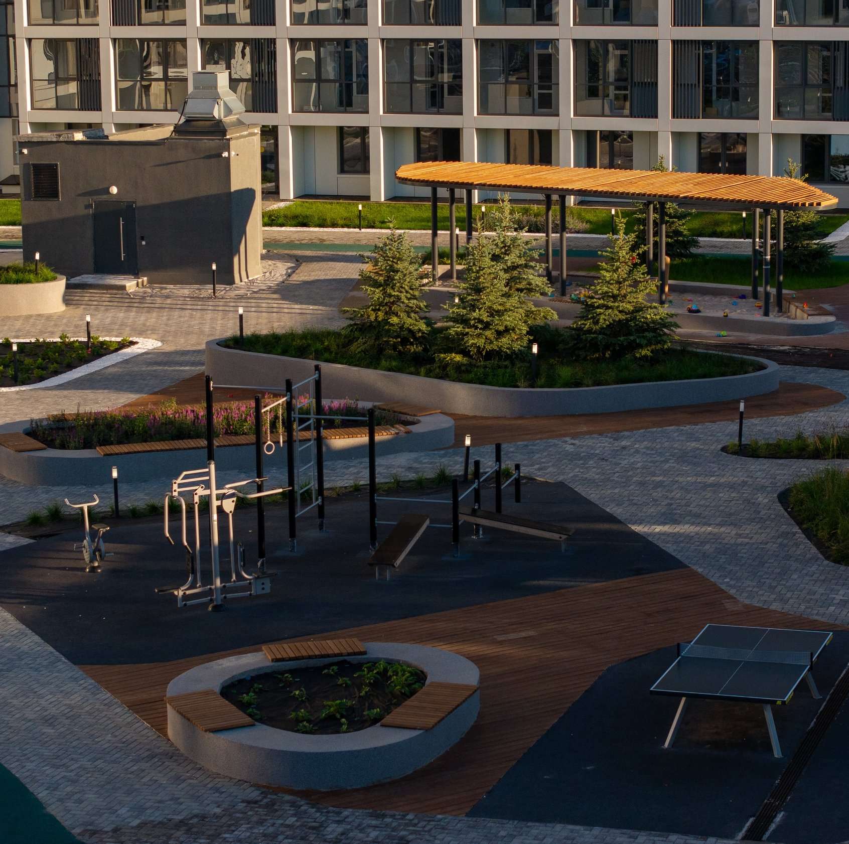 В окружении зелени